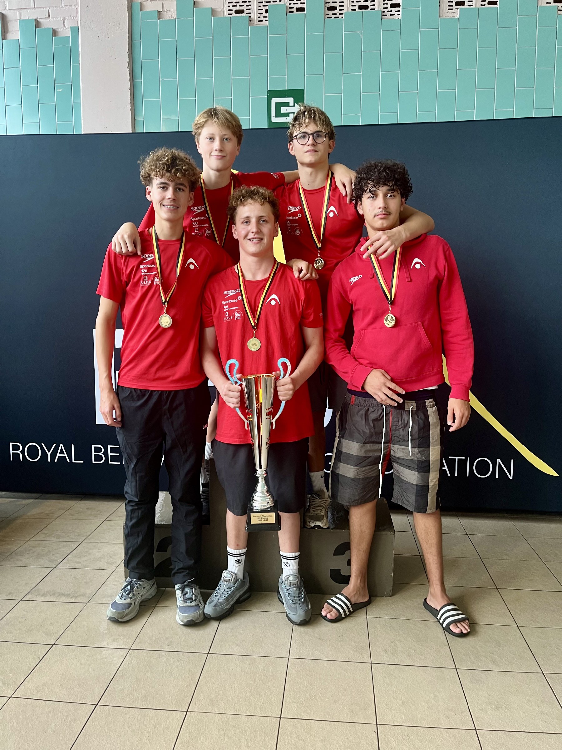 De U17-jongens van Leuven Aquatics met de trofee van Algemeen Belgisch Estafettekampioen