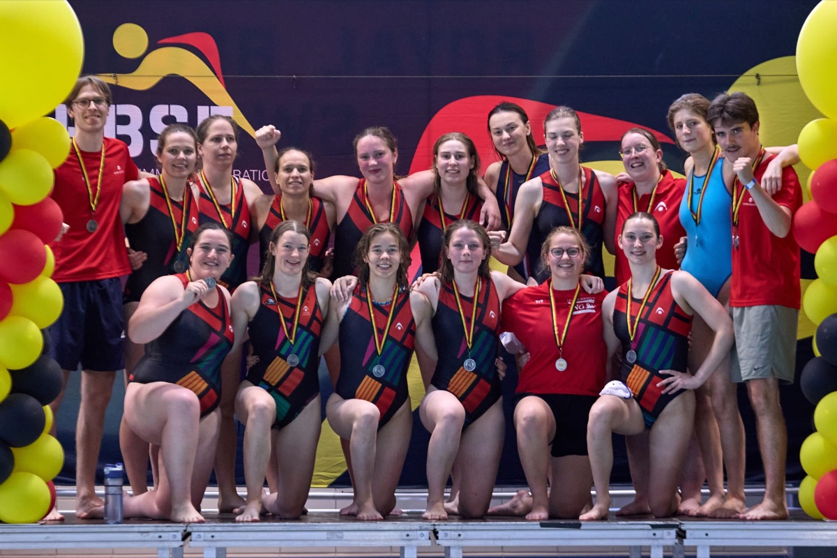 Waterpolo dames Leuven Aquatics met hun Belgische medailles
