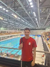 Thibaut Somei op de tribune van het zwembad in Berlijn